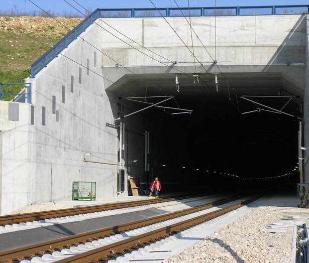 Risssanierung im Tunnel, ICE-Schnellstrecke